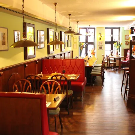 בית הארחה Und Restaurant 